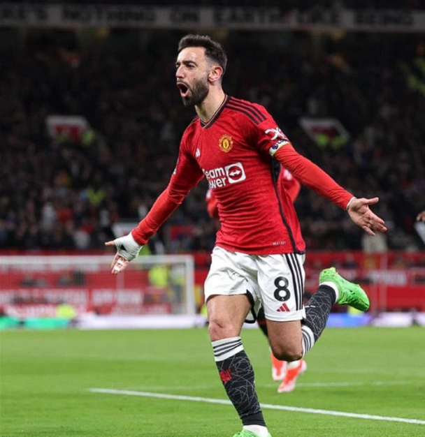 曼联胜热刺:赛场趣事与球员互动引关注