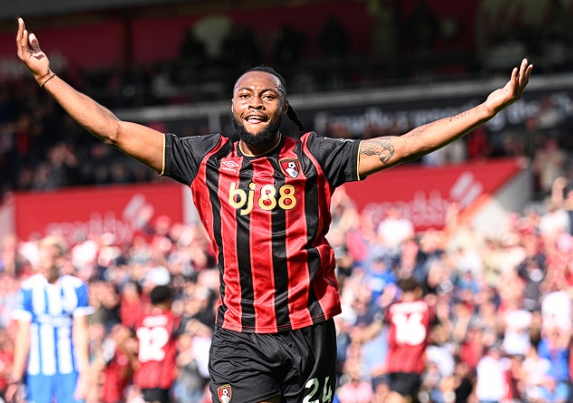 曼城客胜利兹联:塞梅尼奥制胜建功,理查兹盛赞其卓越适应力